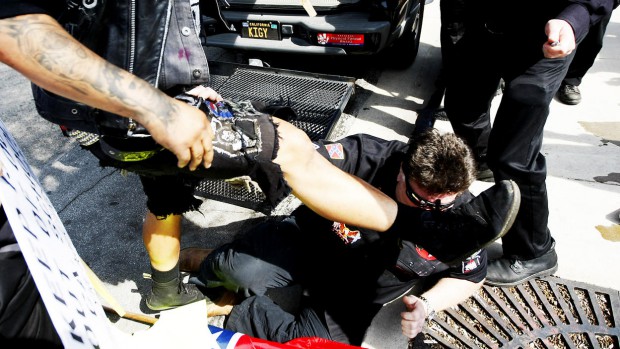 Участники демонстрации Ку-клукс-клана в США порезали трех контрдемонстрантов