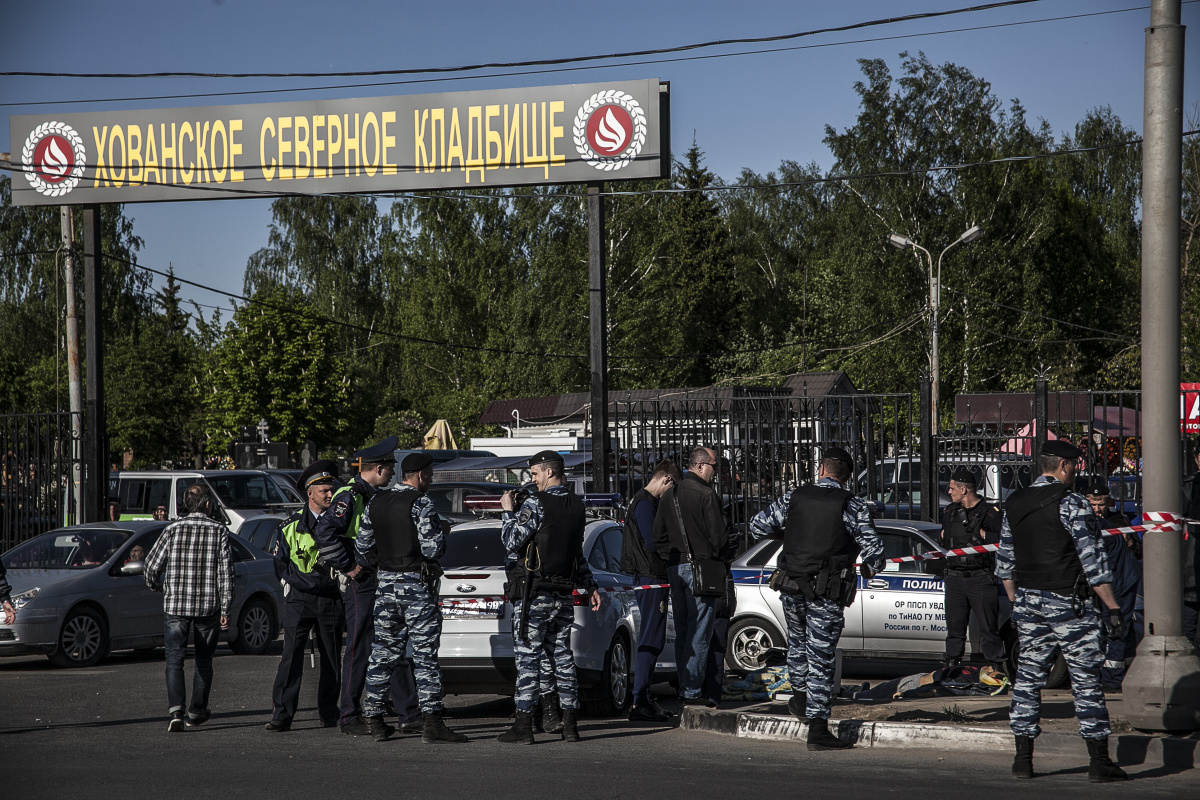 Москва: столкновение рабочих кладбища с рэкетом