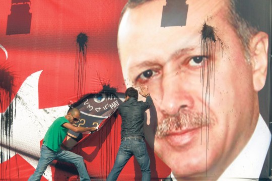 Хакер Финеас Фишер взял на себя ответственность за взлом почтовых серверов партии Эрдогана
