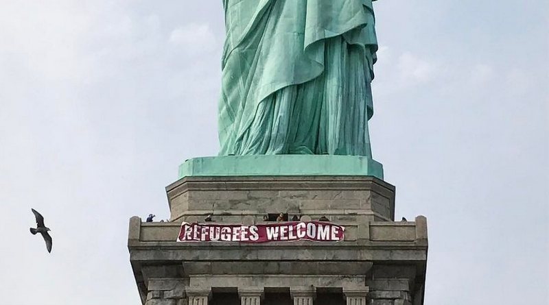 Статуя Свободы приветствует беженцев