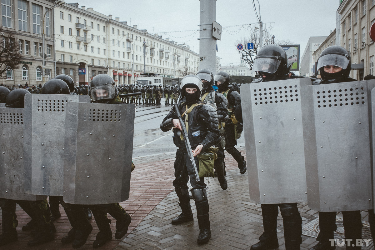 Hundreds of protesters detained after massive wave of repressions in Belarus
