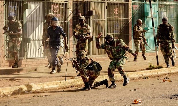 Зимбабве — три человека убиты военными во время антиправительственных протестов