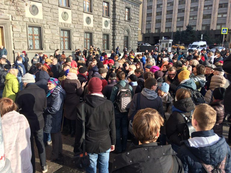 У здания ФСБ в Москве прошел \"народный сход\" - Прамень