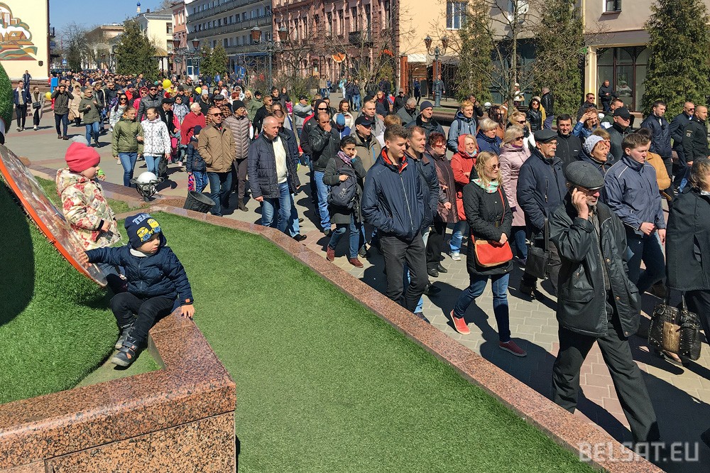 В Бресте сотни человек вышли на протест и не позволяли шунявкам задержать активистов