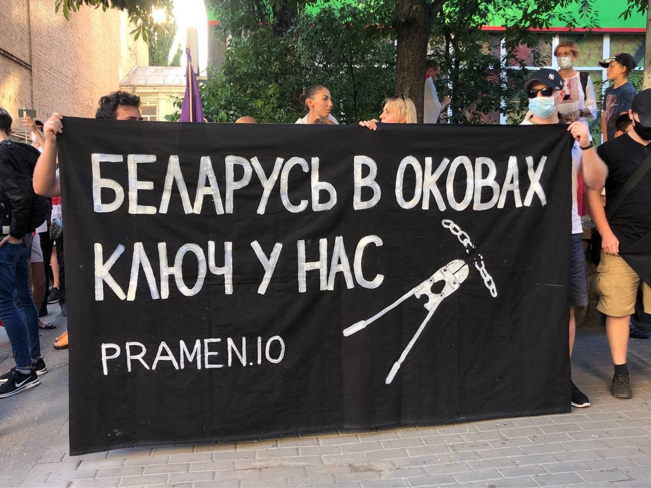 Анархисты на марше беларусов в Киеве: заявили о себе и отбивались от нацистов