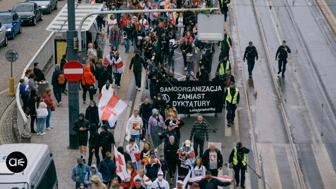 Анархисты на марше в Варшаве в годовщину протестов 2020 года