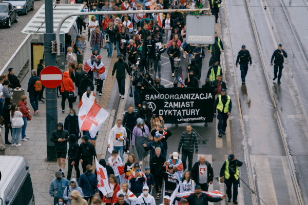 Анархисты на марше в Варшаве в годовщину протестов 2020 года