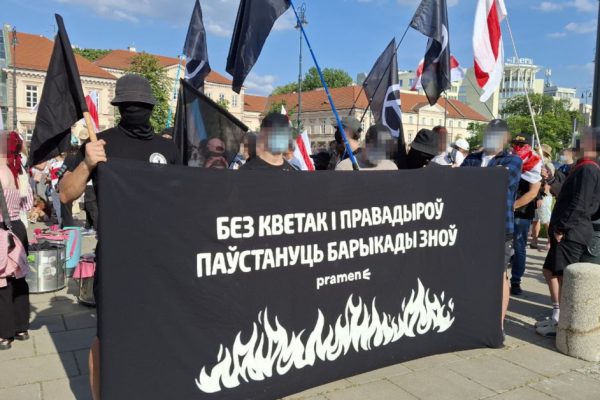 Анархісты на маршы ў Варшаве ў пятую гадавіну пратэстаў 2020 у Беларусі